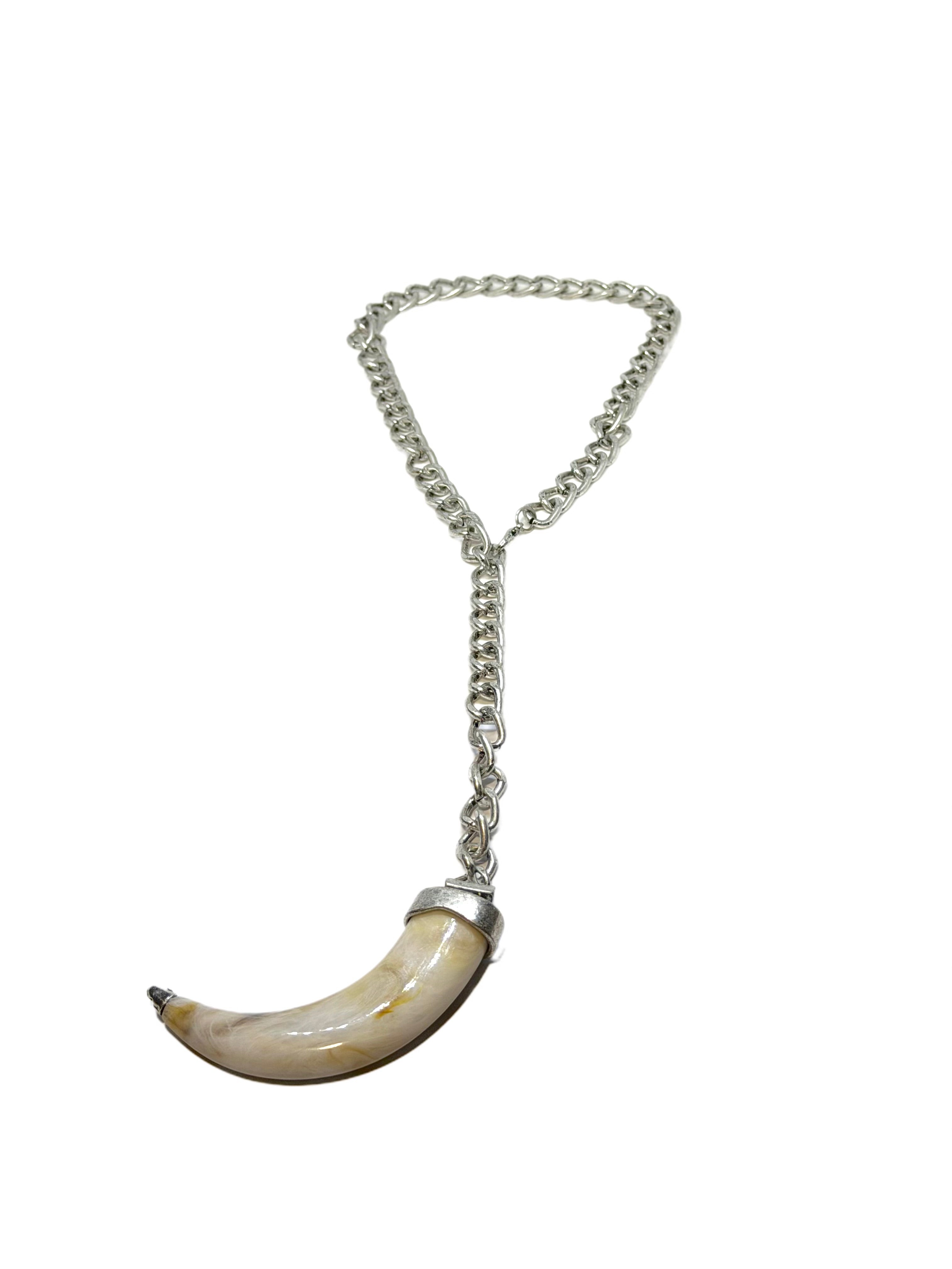 Collar Colmillo Largo Plateado