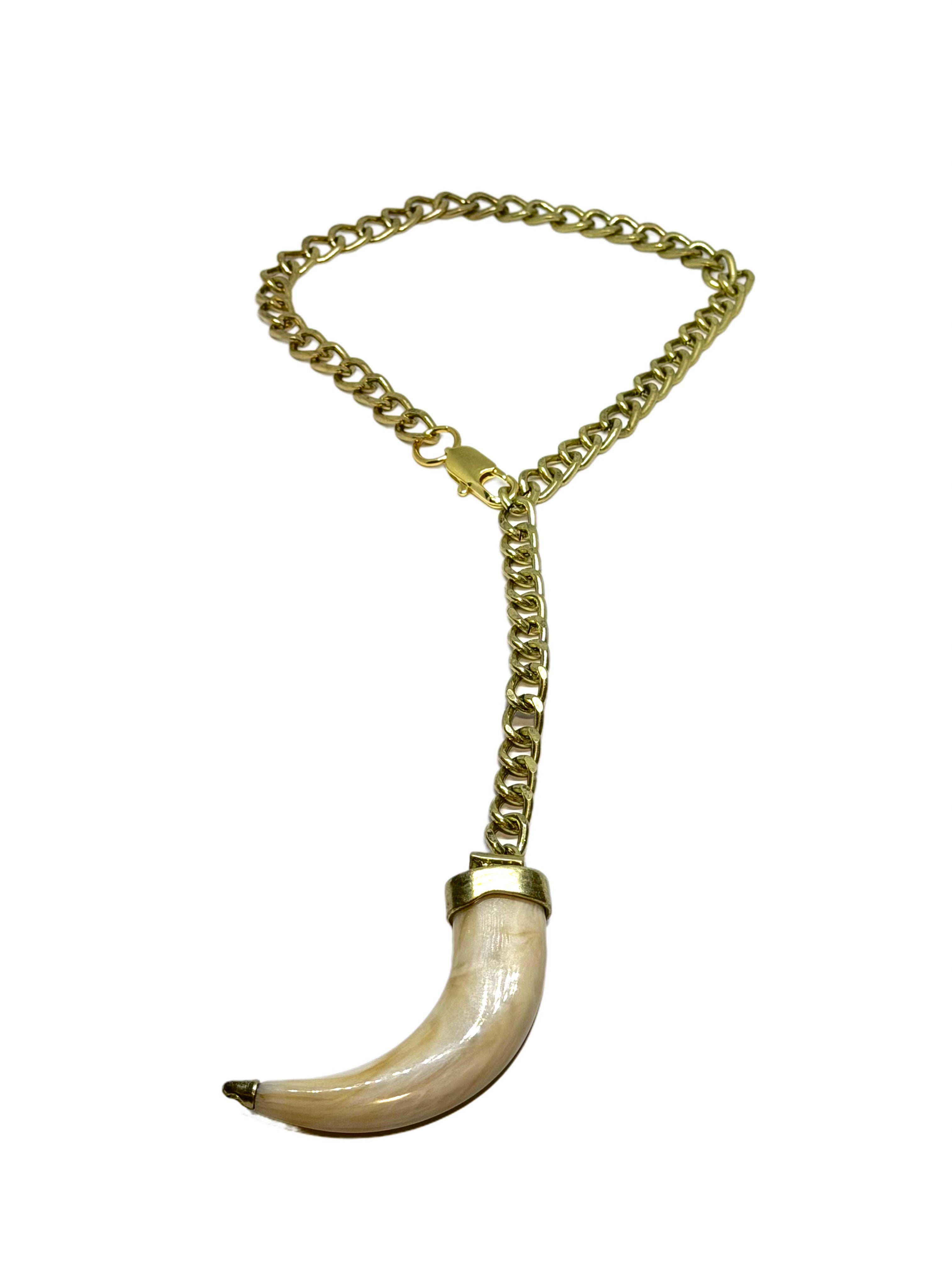 Collar Colmillo Largo Dorado