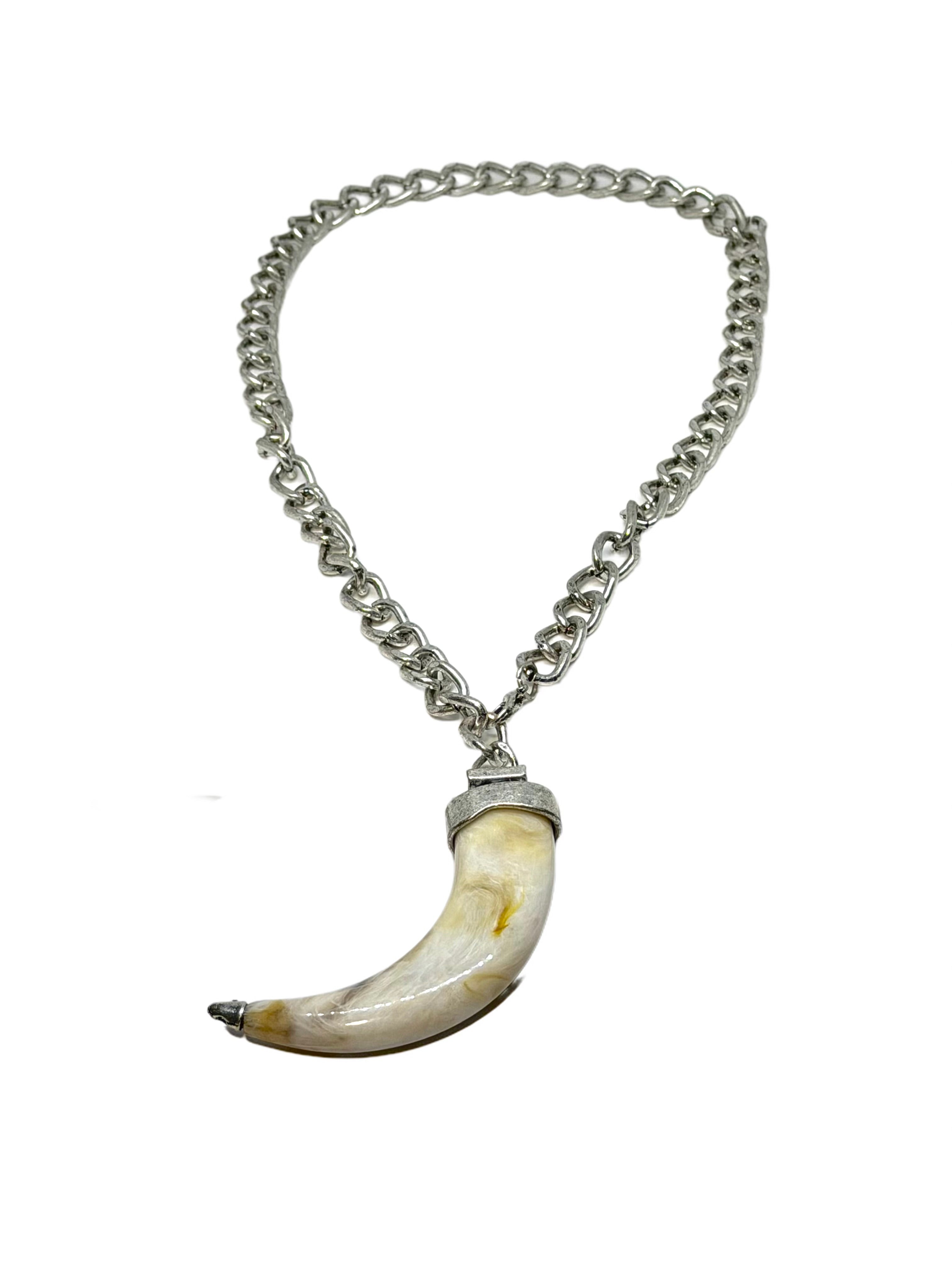 Collar Colmillo Largo Plateado