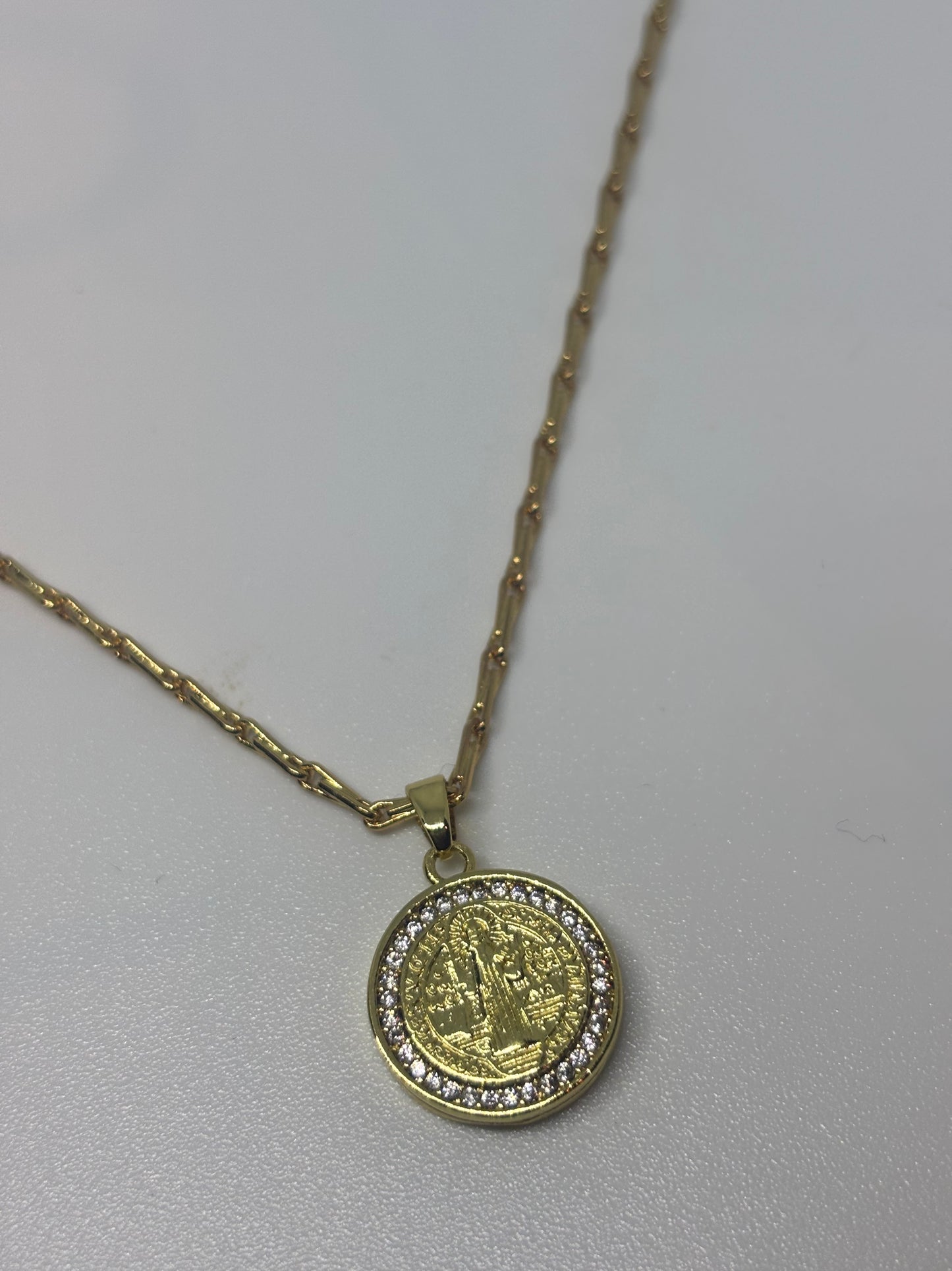 Collar Medalla San Benito con Circones